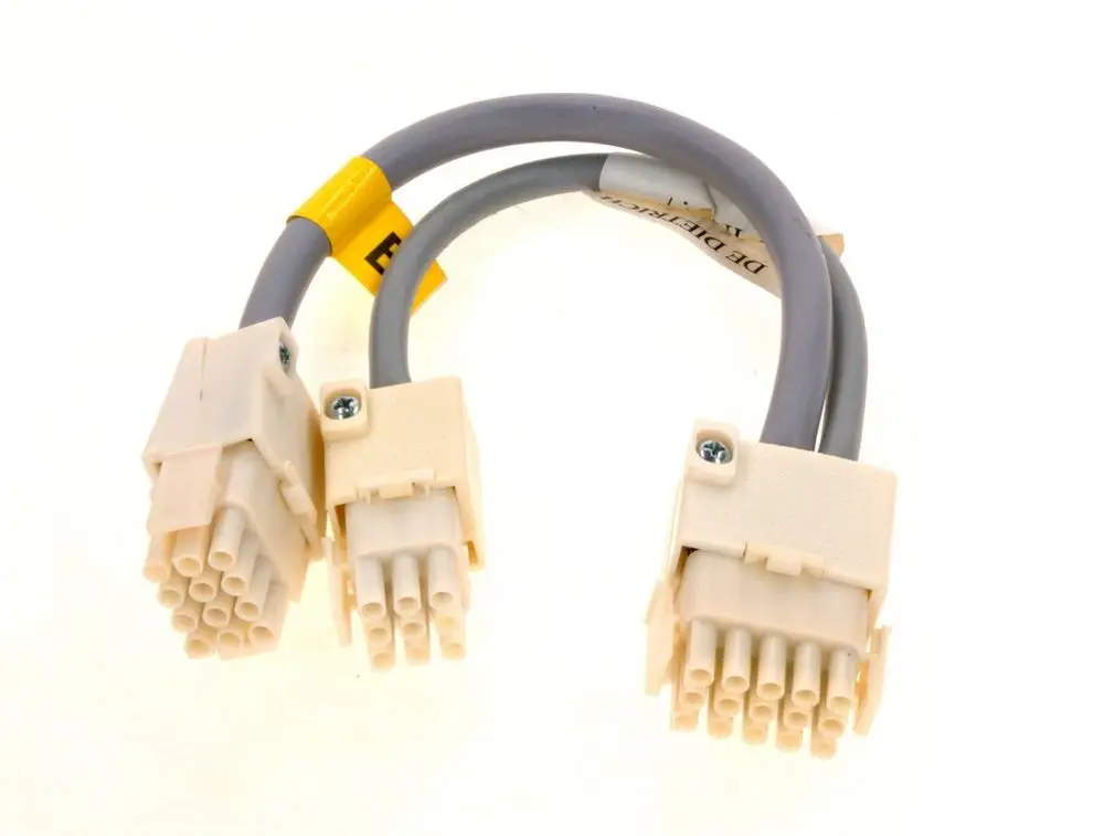 Kabel mit zwei Steckverbindern, hergestellt von Bosch, für den Anschluss von elektrischen Komponenten. Leitungen in Grau, mit abisolierten Enden.